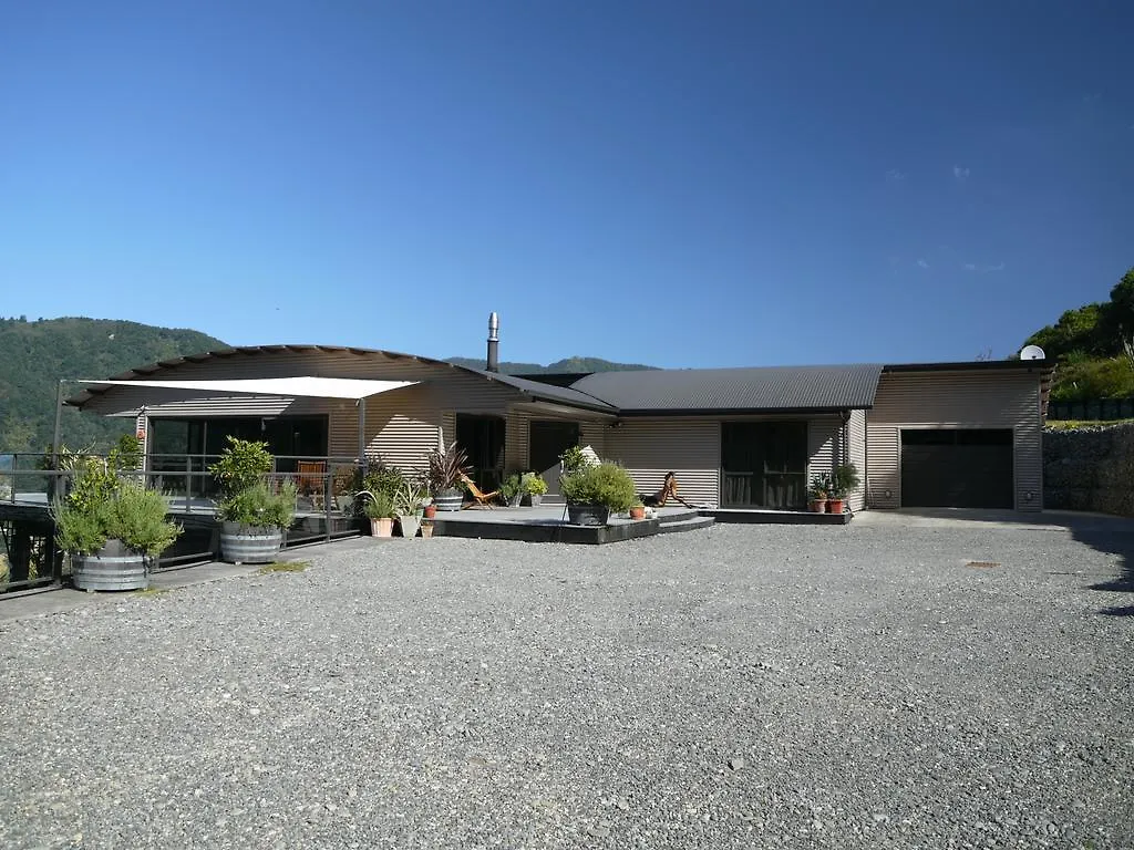 Okiwa Bay Lodge Picton