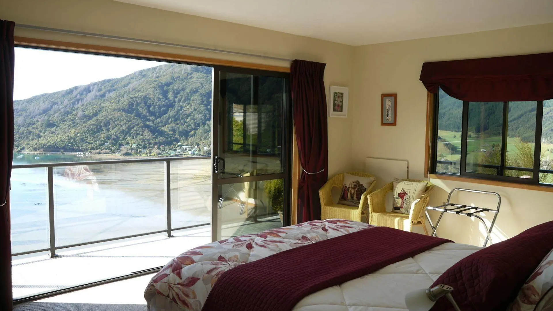 Okiwa Bay Lodge Picton Bed & Breakfast