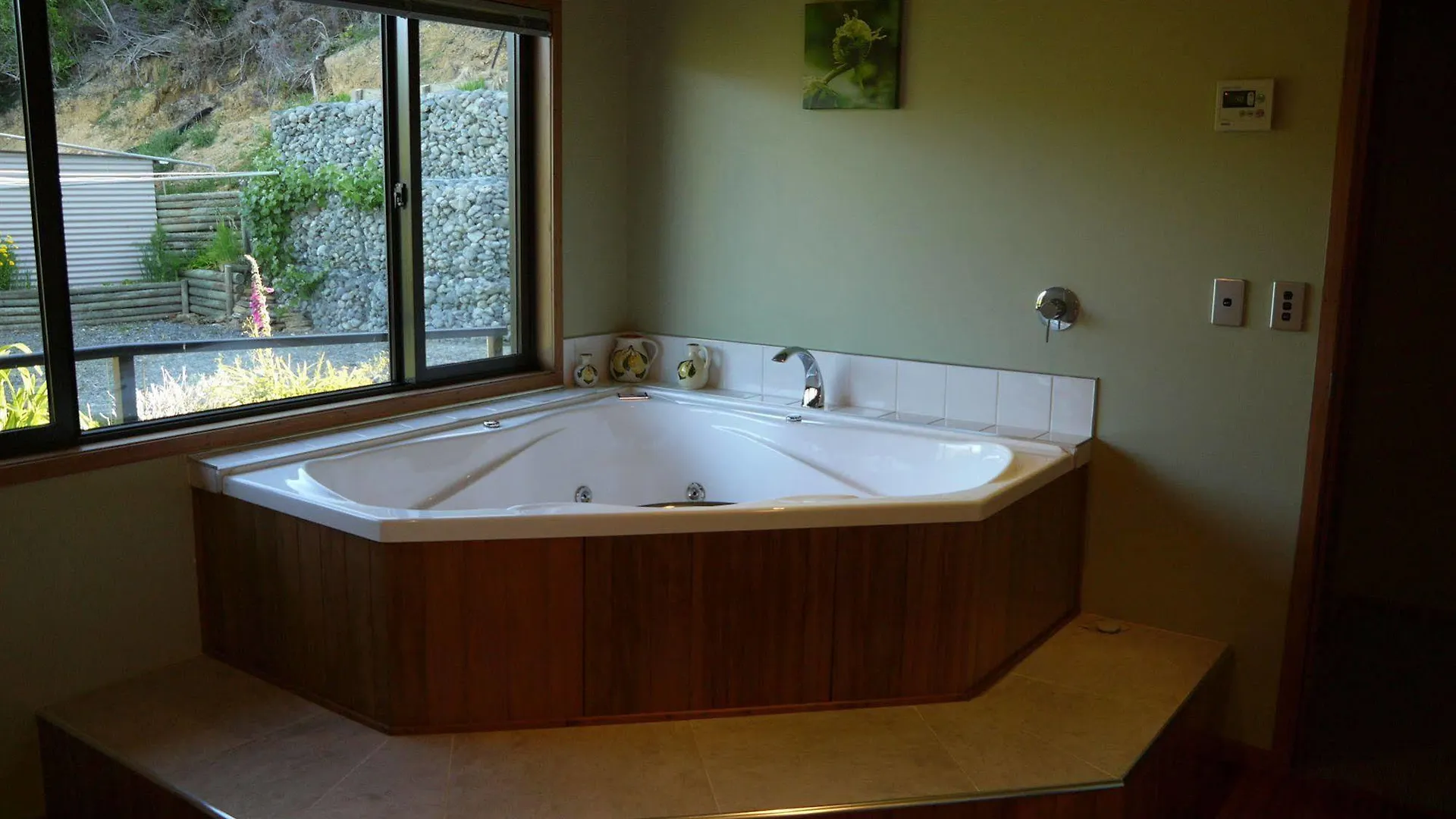 Okiwa Bay Lodge Picton Bed & Breakfast